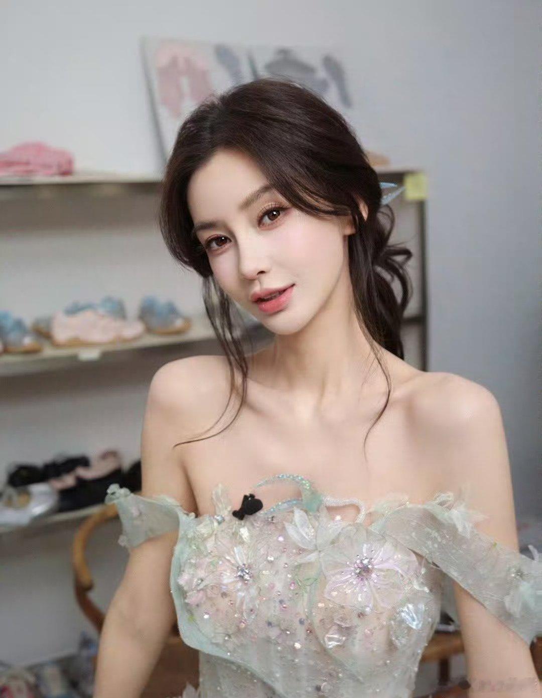 两套造型都好美呀angelababyAngelababy的榜一是陈赫