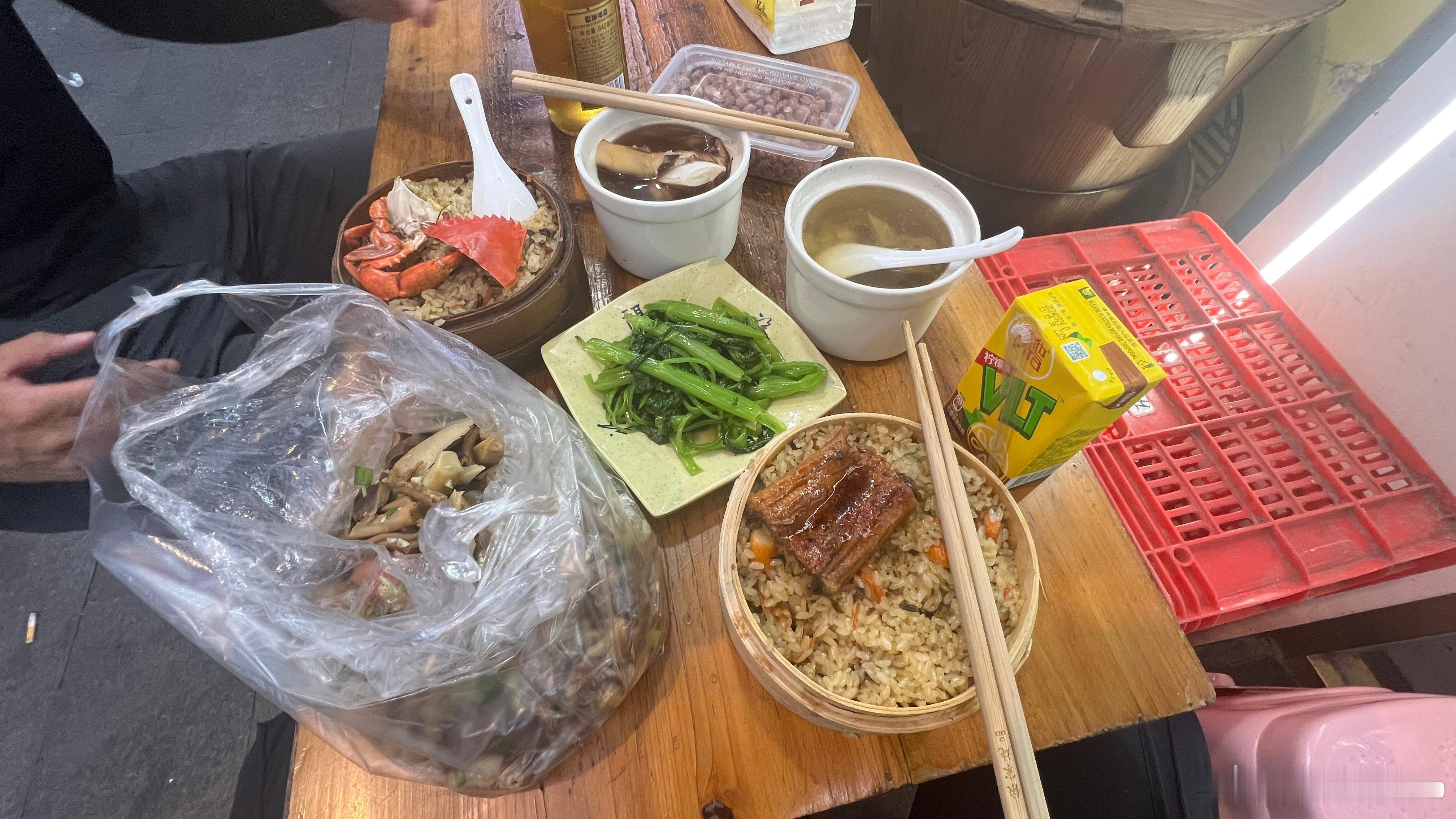 蒸饭，炒个素菜，炖罐汤，路边切点卤味路边支个小桌一坐，香～疯～了～ ​​​