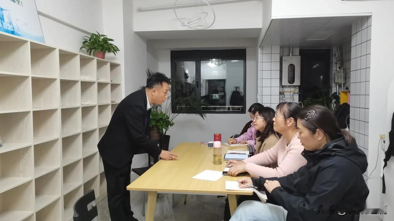 “大道废，有仁义；智慧出，有大伪；六亲不和，有孝慈；国家昏乱，有忠臣。”越是极端
