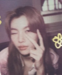 看见镜头就要比耶😼✌🏻 ​​​