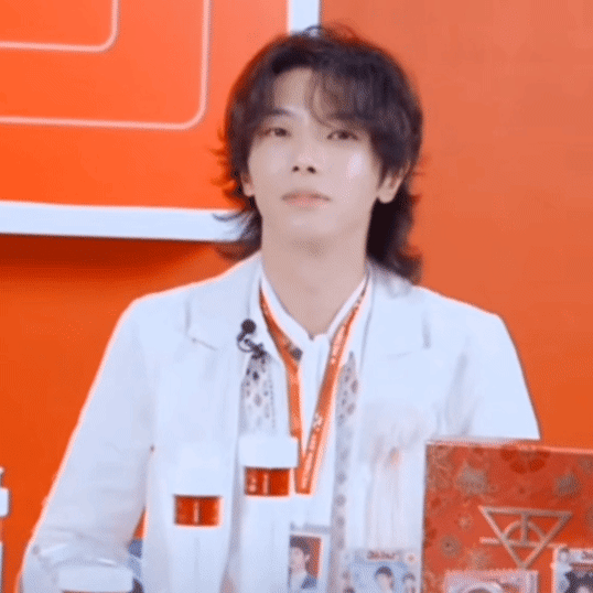 华晨宇这是在干嘛？孩子他爸别媚嬷嬷了 ​​​