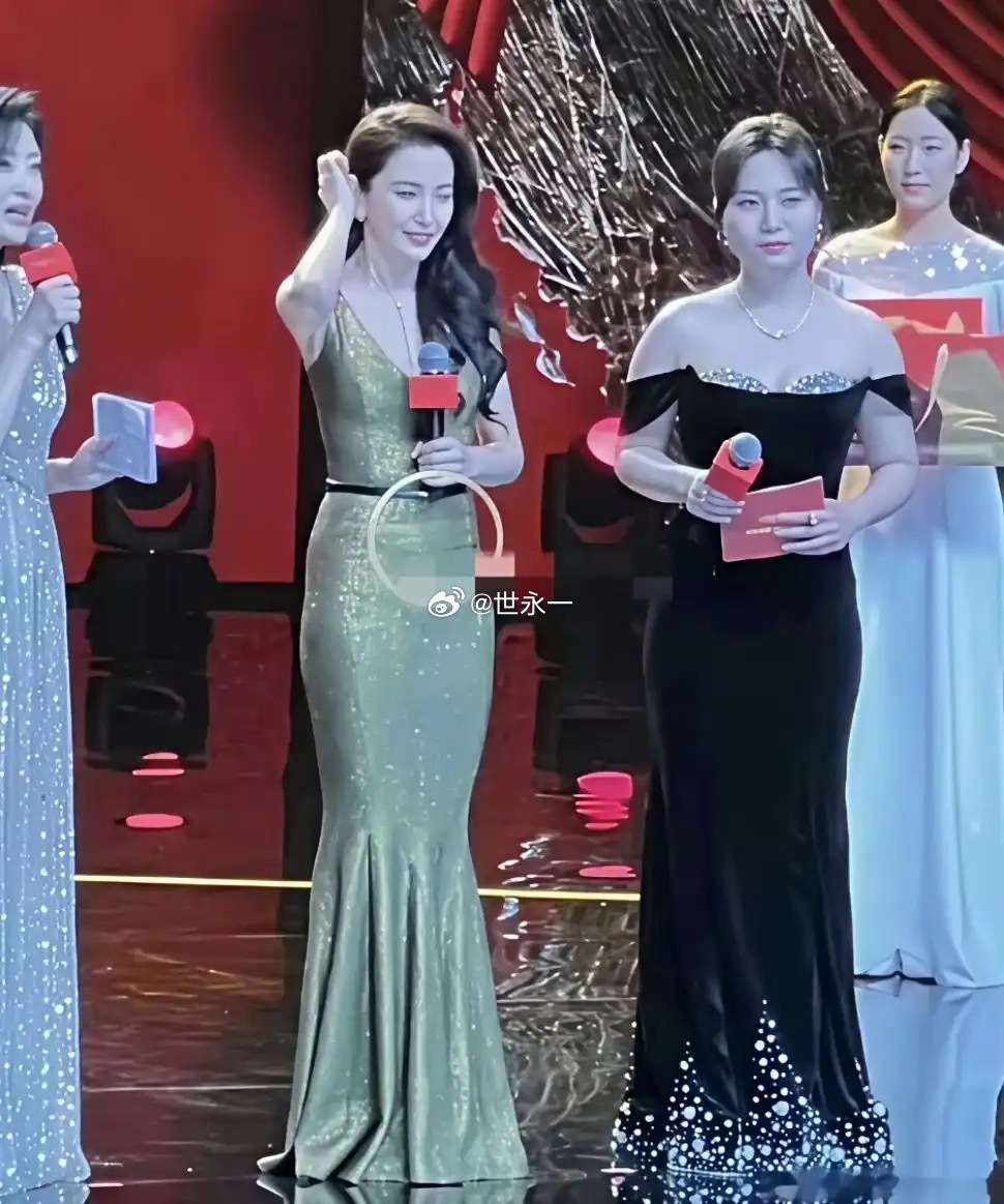 天呐，李雪琴到底是瘦了多少，身材居然和李冰冰不相上下啊！ 