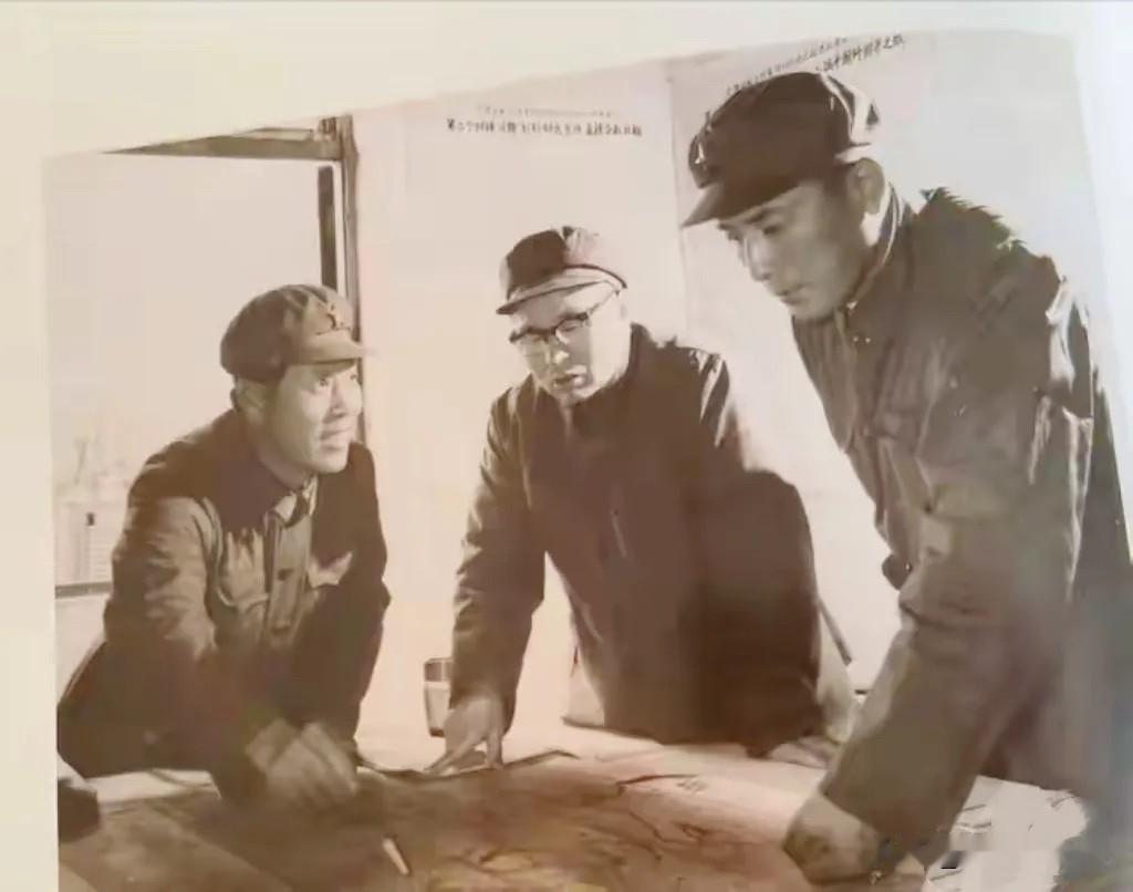 1976年，空降兵15军军长康星火（右二）与副军长李良辉（右一）等在研讨演习战况