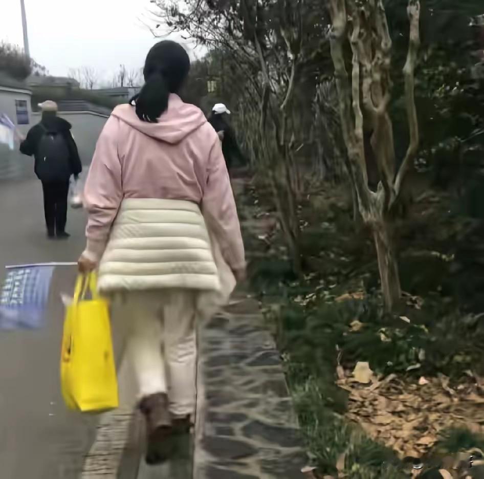 现在全网最糟心的男人就是岳麓山上那几位公司员工了吧！

不是因为抛撒东西被人拍下