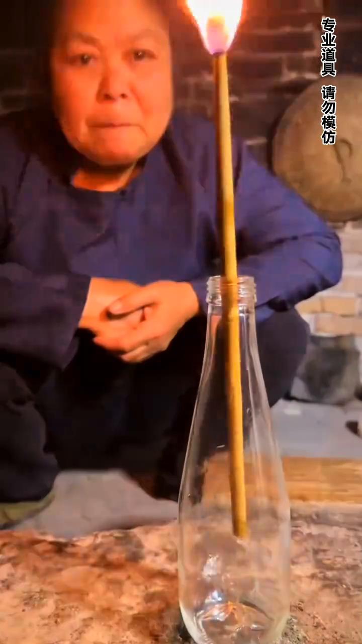 民间戏法：跳筷子。
大家好，这里有一个瓶子，还有一个筷子。把筷子放到瓶子的里边，