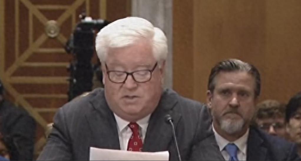 日本全网彻底炸了，美国驻日大使格拉斯开完会直接对着媒体放话，声称自己代表总统和大