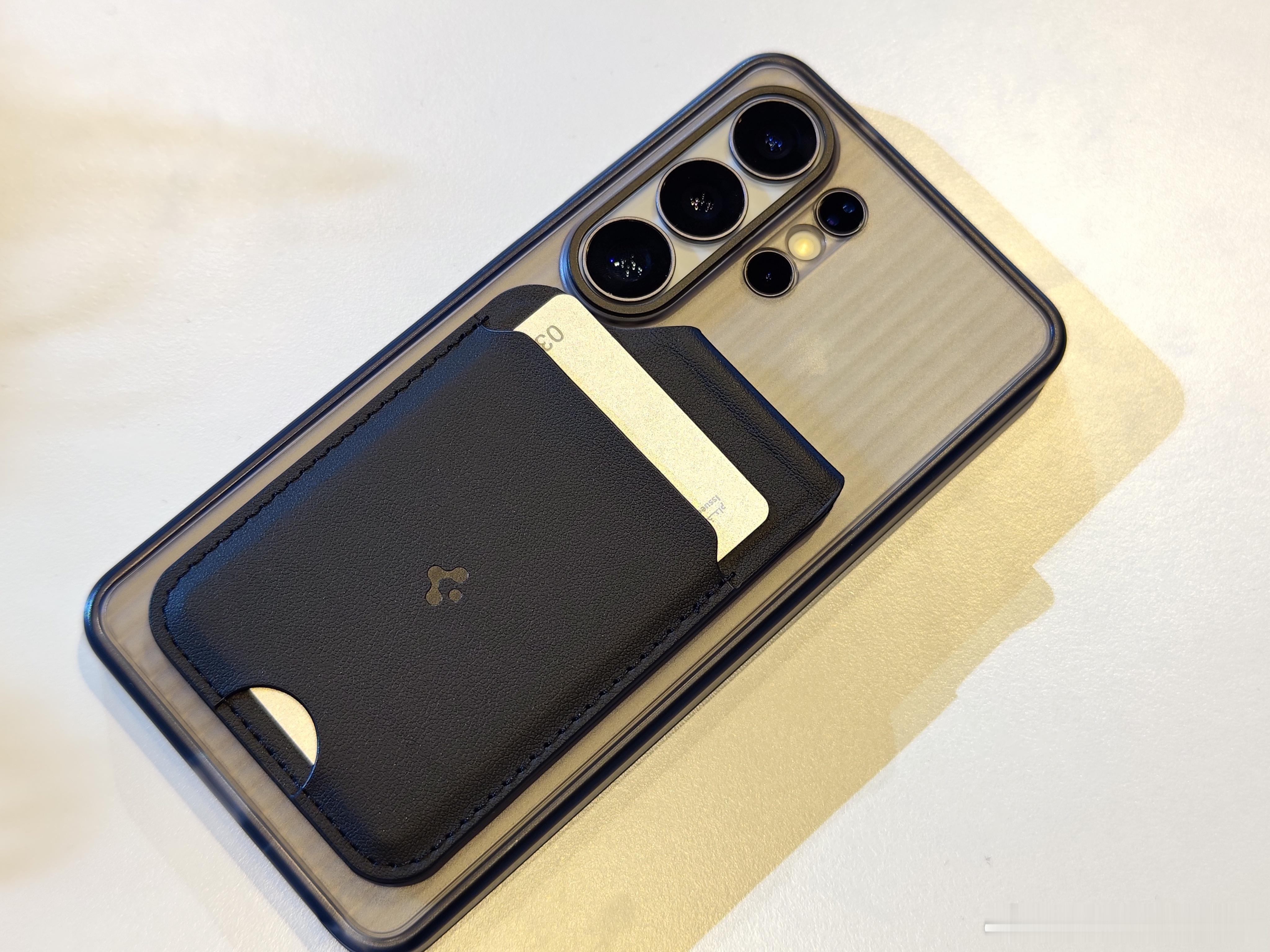 如果您担心 Galaxy S26 Ultra 背面的磁铁位置太高，可以考虑购买S