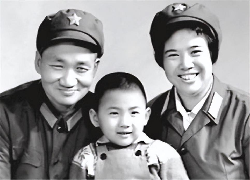 毛泽东一生曾有过四任妻子，而作为毛主席的妻子，只有一人被葬入了毛家祖坟，还被毛主