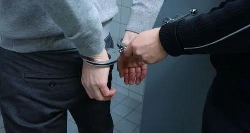 监狱人满为患怎么办？英国：提前释放一千名囚犯就好了。
据媒体报道，在英格兰和威尔