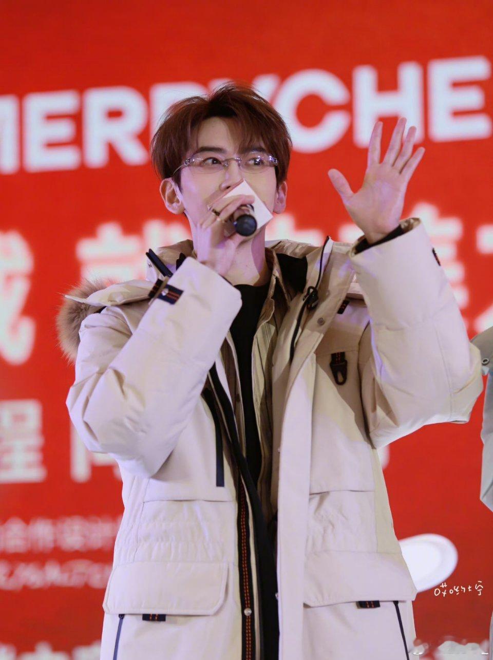 费启鸣我们的关系有点暧昧了费启鸣线下饭撒甜度拉满！叫名回头脸颊比心，360度环绕