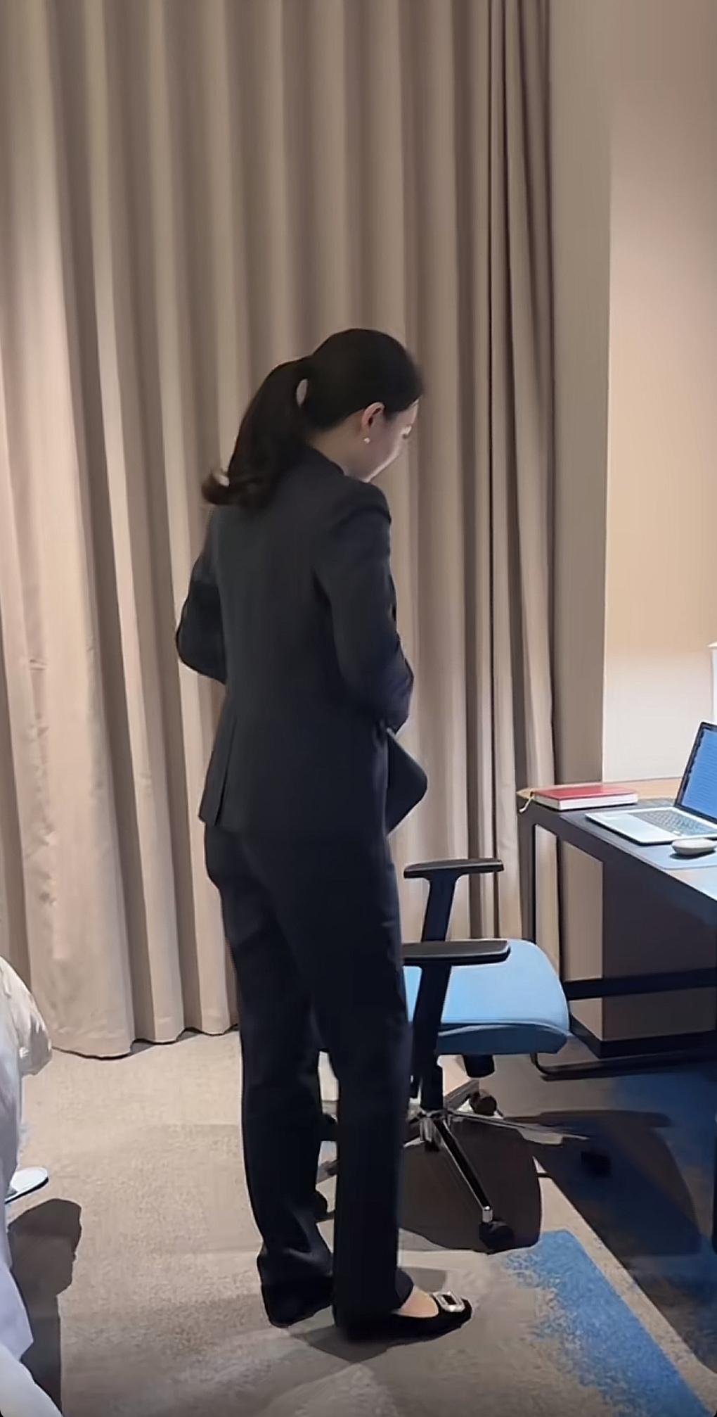 职场女强人，优雅而自信！