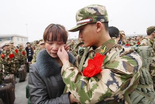 那笑容是刻在骨子里的懂事，是想告诉父母“我已长大，不必牵挂”的倔强。可当目光触及
