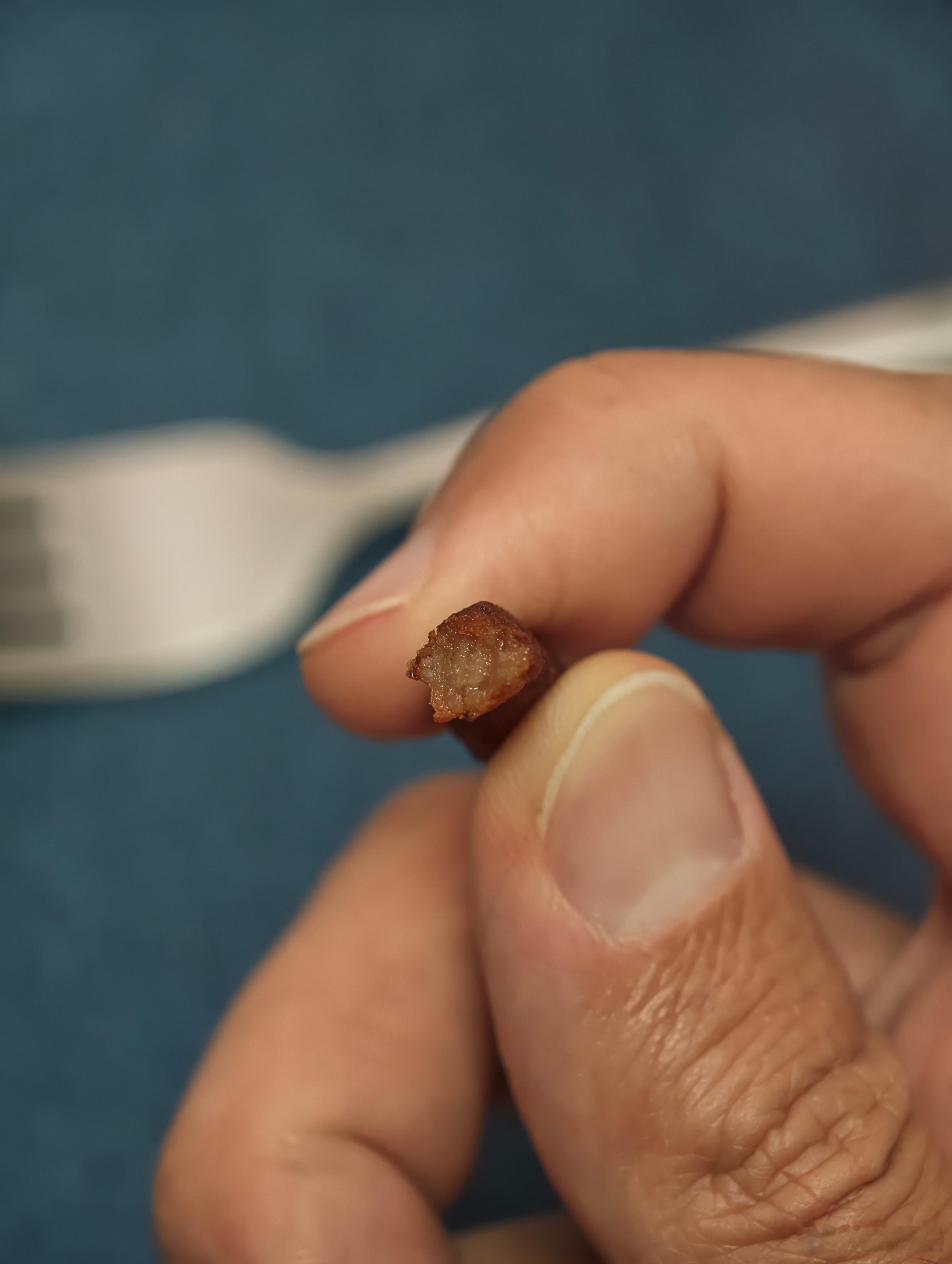 之前贵阳的朋友送了2盒“脆哨”，其实就是炸猪油渣，但是加了很多配料之后很脆很香，