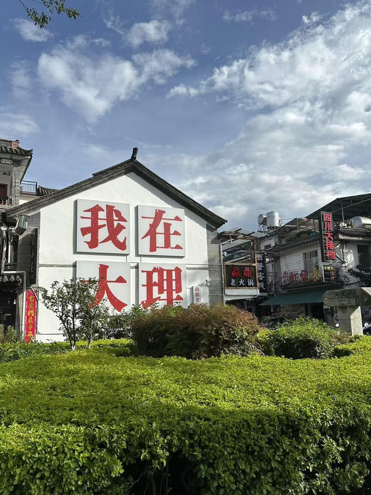 从花市到古城：奥迪Q3载着花香，在祥云睡个自然醒
斗南花市的余香还在车里飘着，我