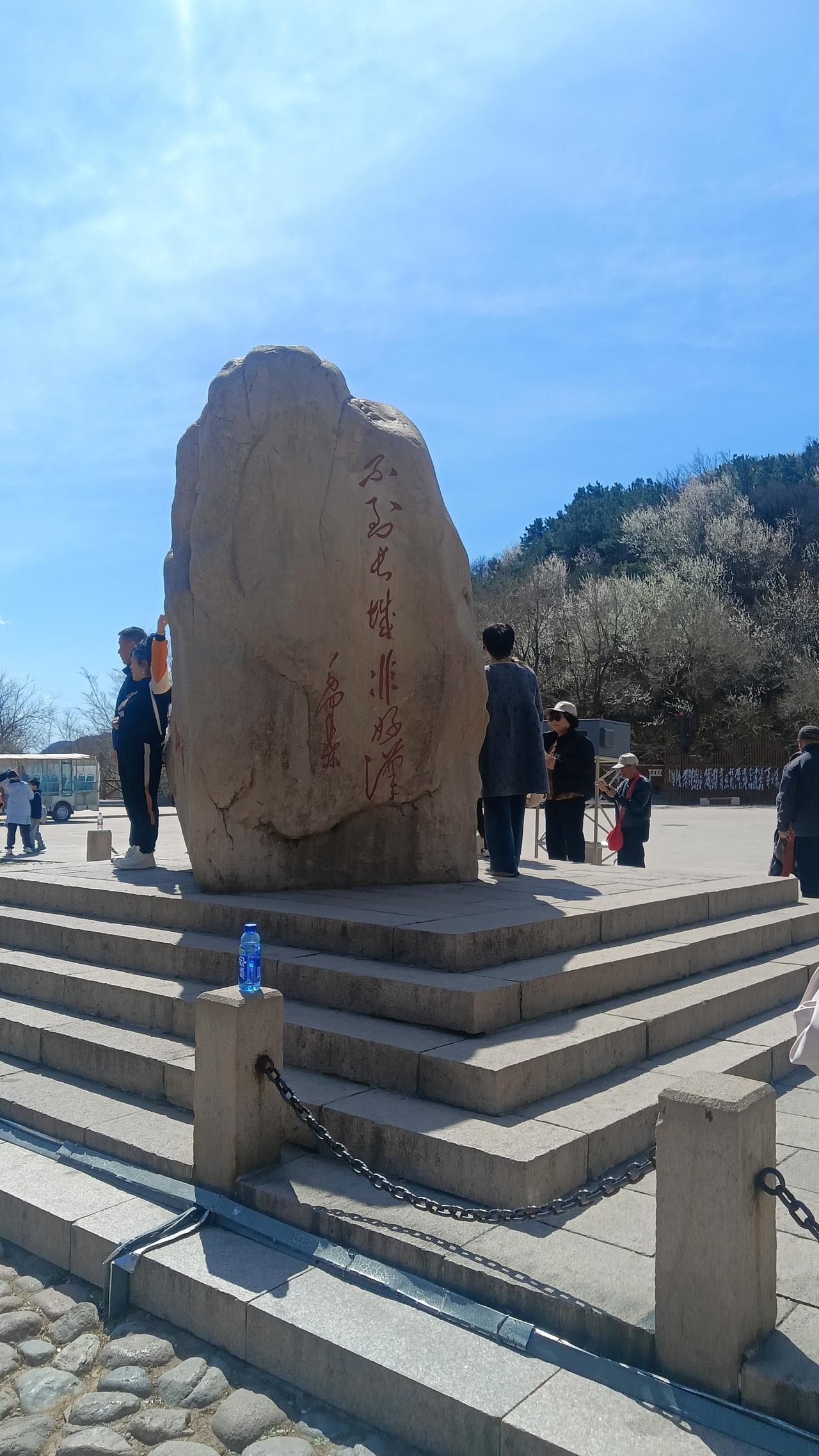 不到长城非好汉。
“不到长城非好汉”这话可是毛主席说的，出自他1935年10月写