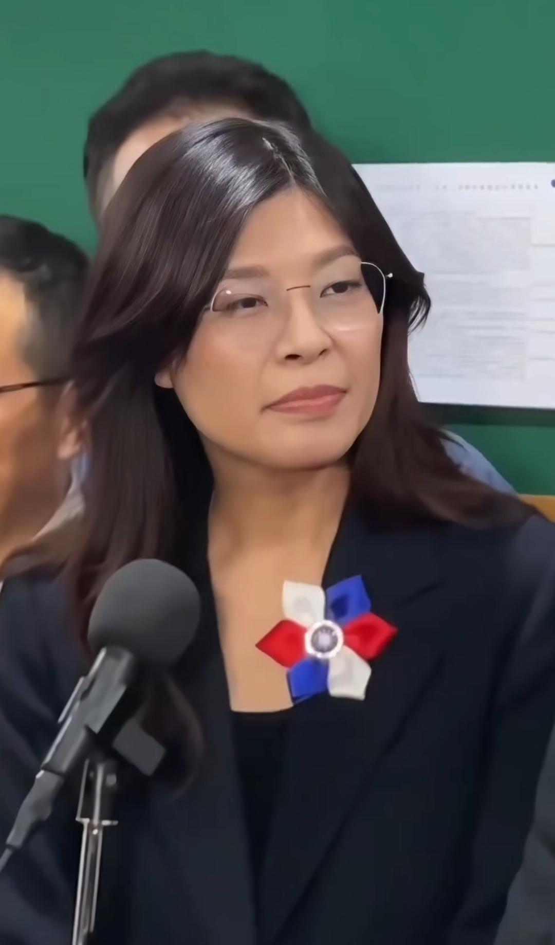 如果郑丽文和平统一的终极目标不改变，她一直坚持下去一定会如愿实现。
现在郑丽文要