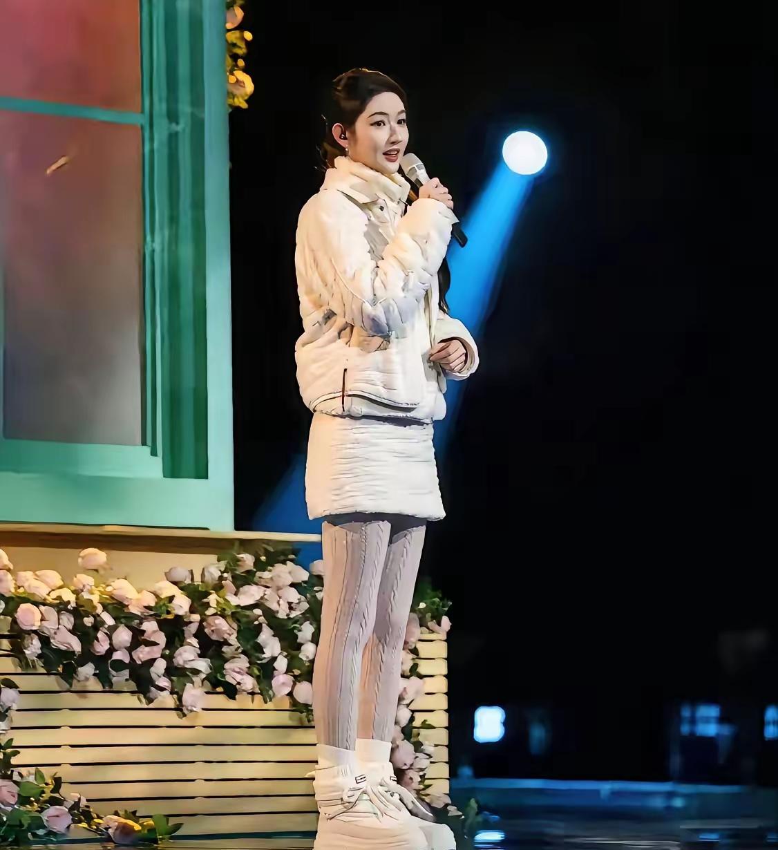 王玉雯跨年夜没穿礼服，这事儿炸了！
零下几度你让女明星穿裙子？
简直是反人类设计