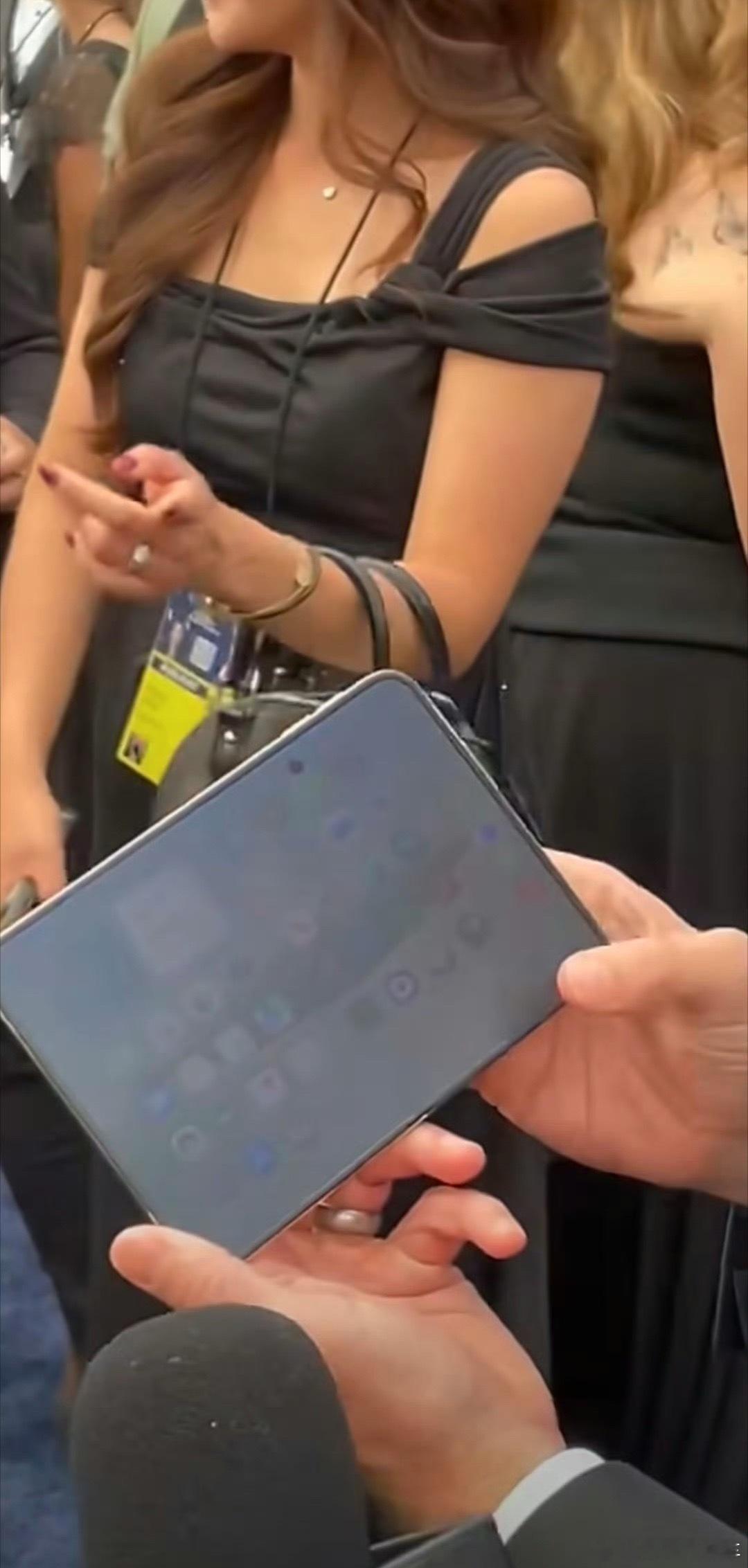 苹果CEO展示iPhoneDuo时翻车这内屏也太模糊了吧，你要强行说防窥，那只有