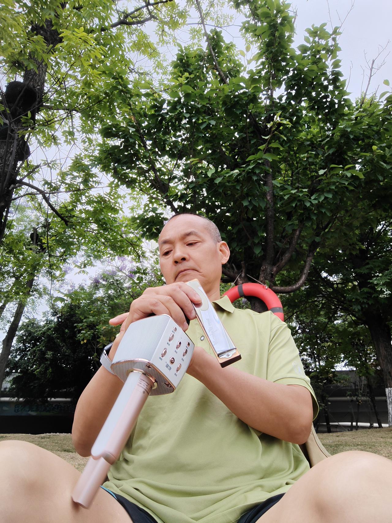 漫步锦城湖畔，清风徐徐拂面。寻一处幽静角落，悠然吹起口琴，悠扬旋律随风飘荡。湖水