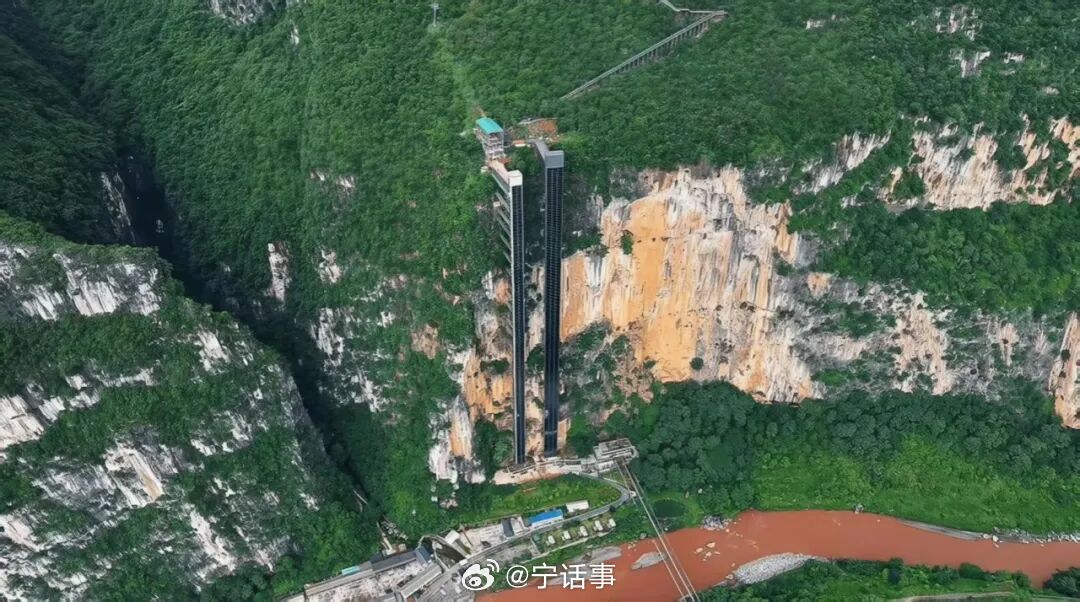 宁波智造288米悬崖电梯打通深山求学路从三小时险路到半小时坦途，两部悬崖电梯见证