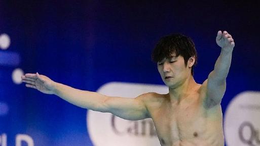 北京时间5月3日晚，世界泳联跳水世界杯总决赛男子10米跳台决赛中，中国选手白钰鸣