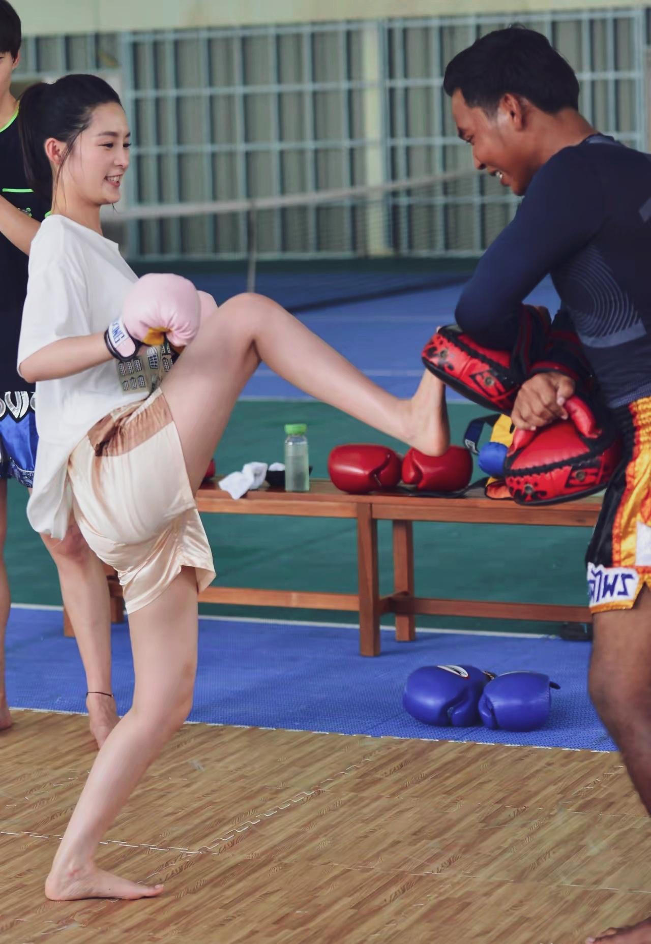 轻松一刻：著名演员李沁飞起一脚，搏击散打过把瘾…
李沁打人散打  一笑搏击秀 李