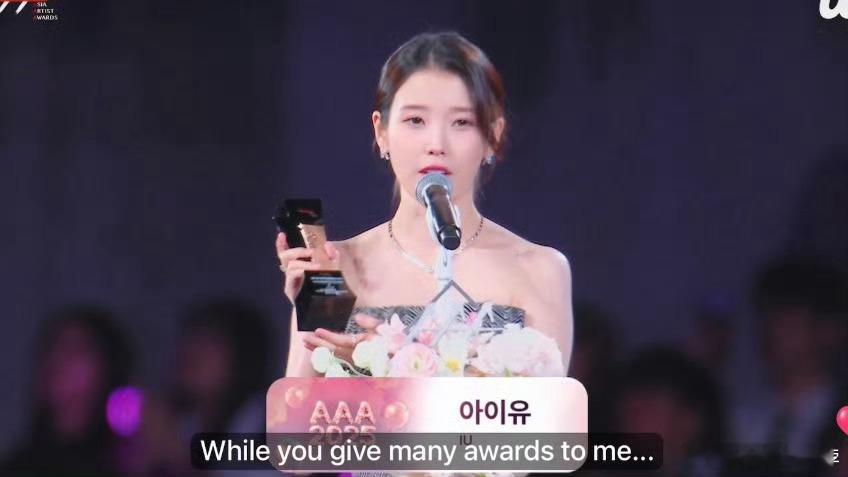 AAA颁奖典礼🏆十周年传奇女solo：IU十周年传奇男solo：权志龙恭喜两位