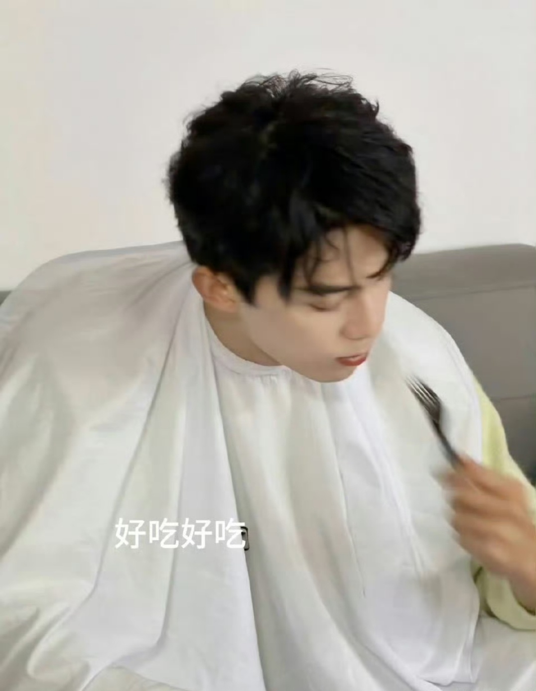 吴磊被老鼠干整没招了。从“好圆好圆”的开心修勾，到面对老鼠干时的“一脸懵圈”，吴