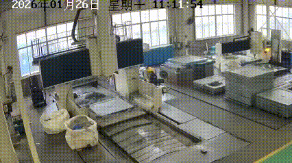 厂房监控拍下惊险一幕，操作工作业时不慎被设备卷入，整个人被机器带着反复甩动，看得