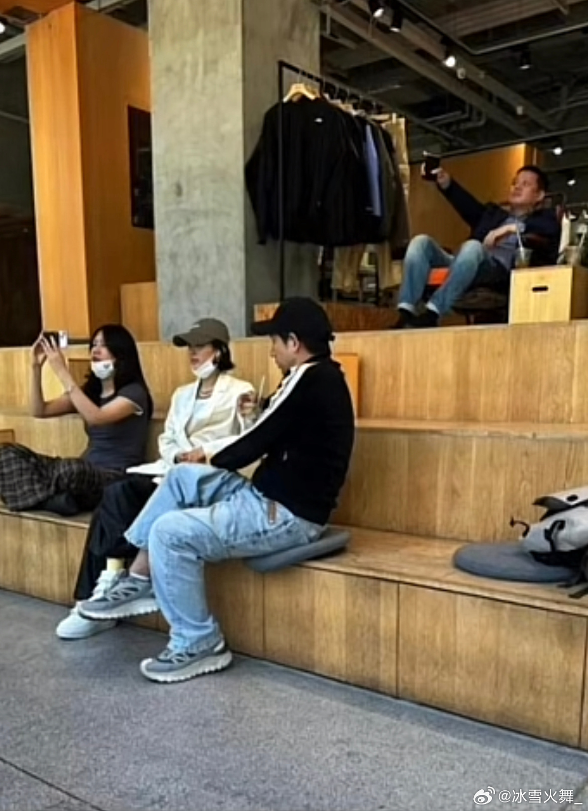 赵丽颖新恋情赵丽颖与导演赵德胤的绯闻传的沸沸扬扬，不知道是真是假！两人曾经合作过