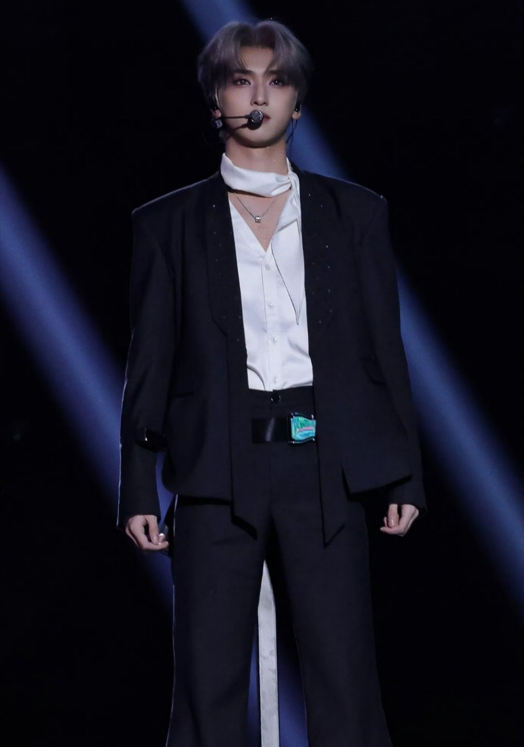 大胆尝试黑白撞色染发，神还原暹罗猫的经典配色，自带高级滤镜。无论是舞台造型还是日