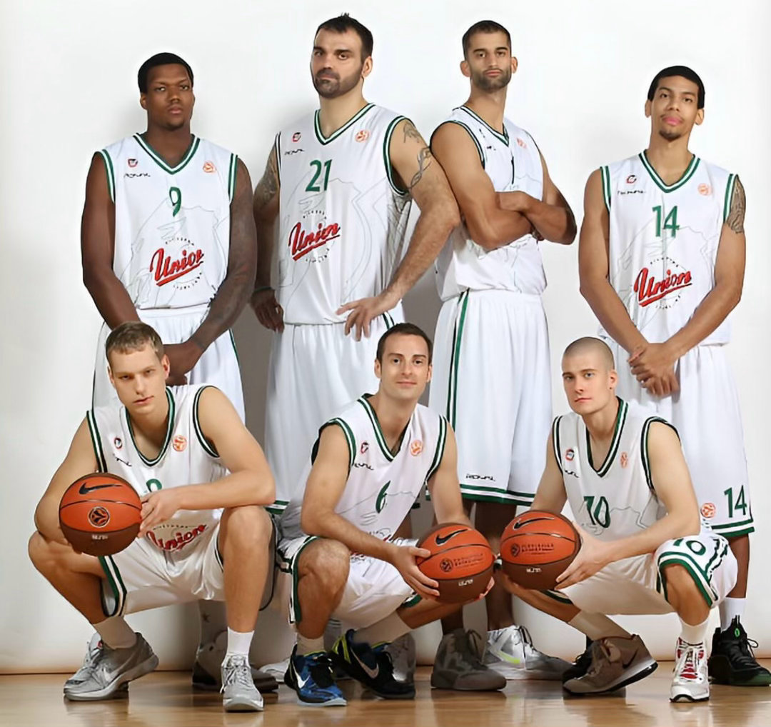 篮天下 2011/12赛季欧洲篮球联赛，奥林匹亚联合球员合影，有人认识吗？Ima