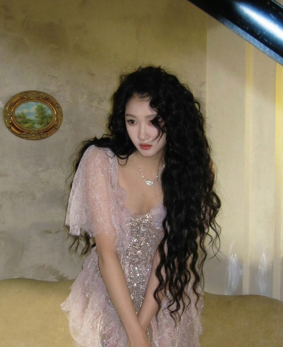 感觉关晓彤这高定裙子领子有点低，把皮肤的疙瘩都露出来了！ 