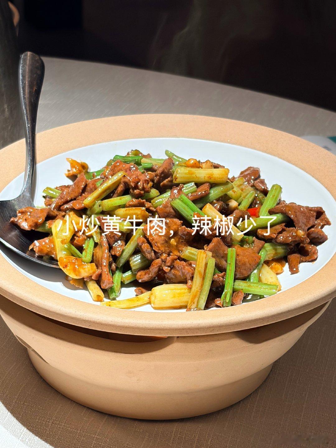 昨天晚上接了老妈回来已经八点多了，去吃饭也快下班了！提前去点了菜，好多菜品也售罄