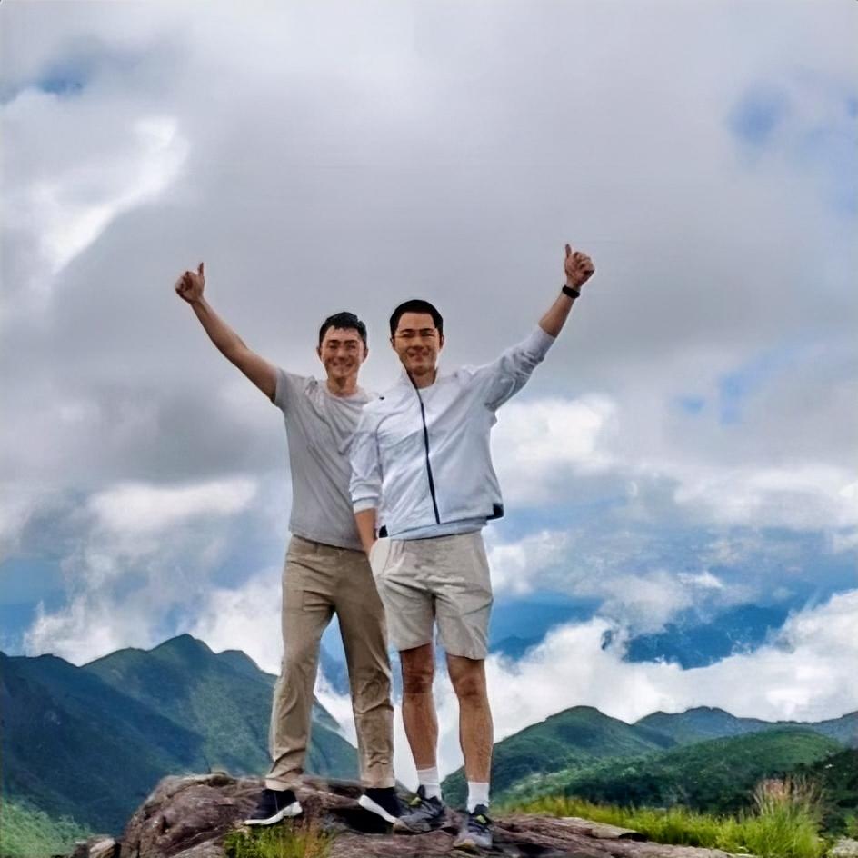 上海双胞胎医生火了
上海一米九双胞胎博士医生太绝了！哥哥曹鹏是长征医院脊柱外科专