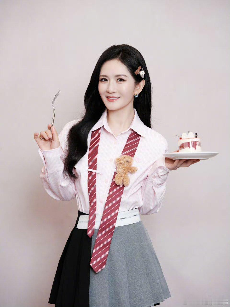 谢娜都已经四十多岁的年龄穿校服如此美你的学姐来啦