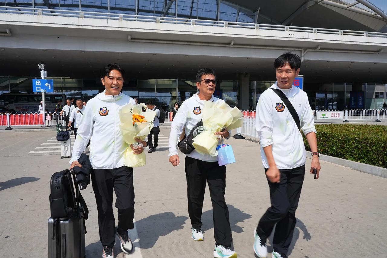香港明星们来枣庄了，香港明星足球赛即将开始，你们认识他们是谁吗？还记得小时候电视
