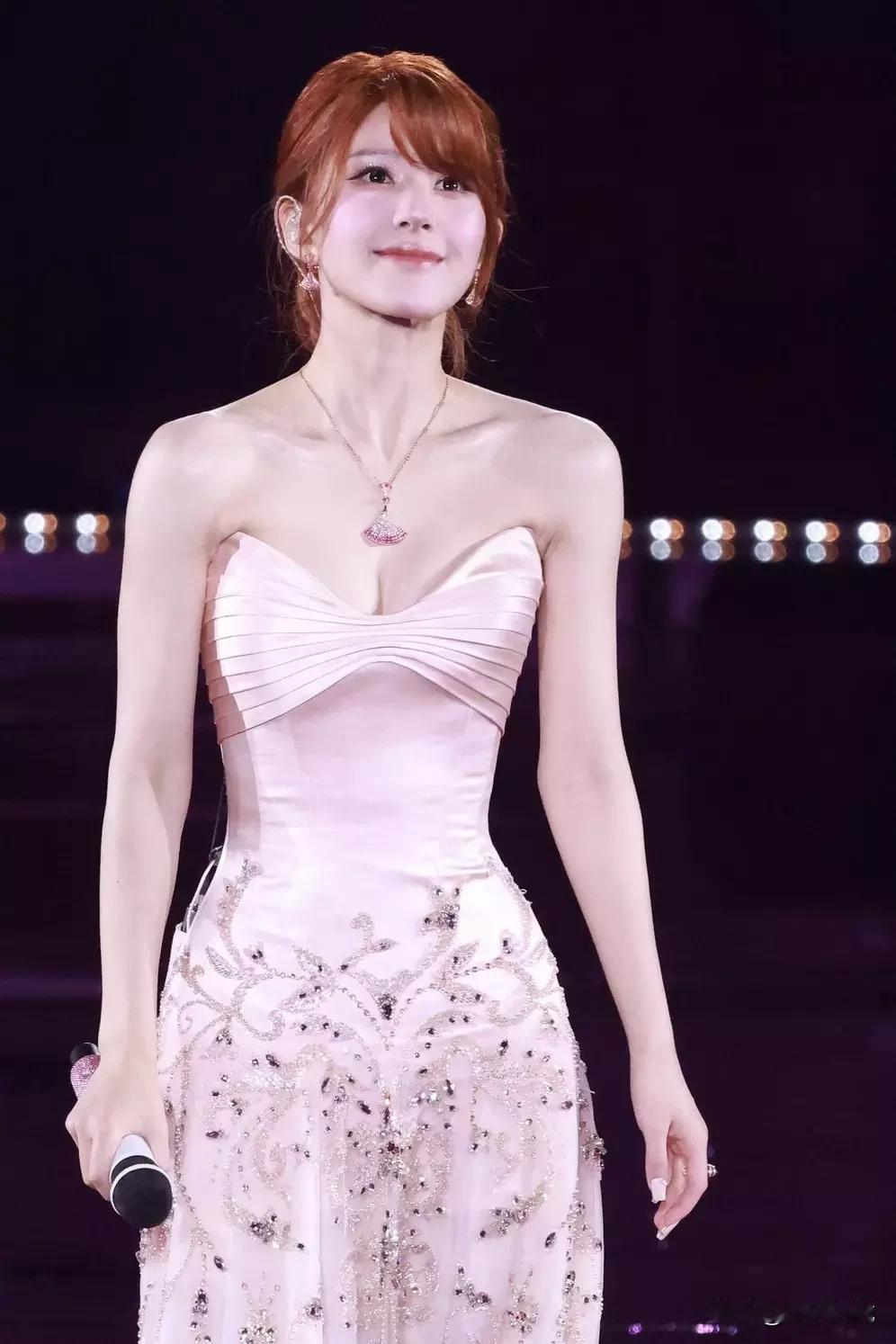 成都今夜星光璀璨！赵露思身着粉色抹胸裙惊艳亮相生日音乐会，天鹅颈配直角肩宛如迪士