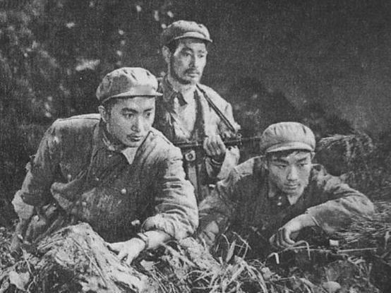1949年，3名侦察员误入一间破旧牛棚，一名战士刚躺下，突然一阵疼痛，伸手往草堆
