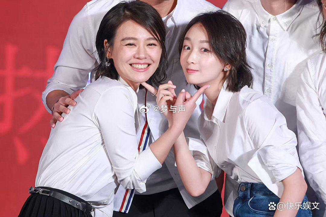 周冬雨亮相马思纯新片首映马思纯每次被喊东玉都想到冬雨 周冬雨带着妈妈来，马思纯在