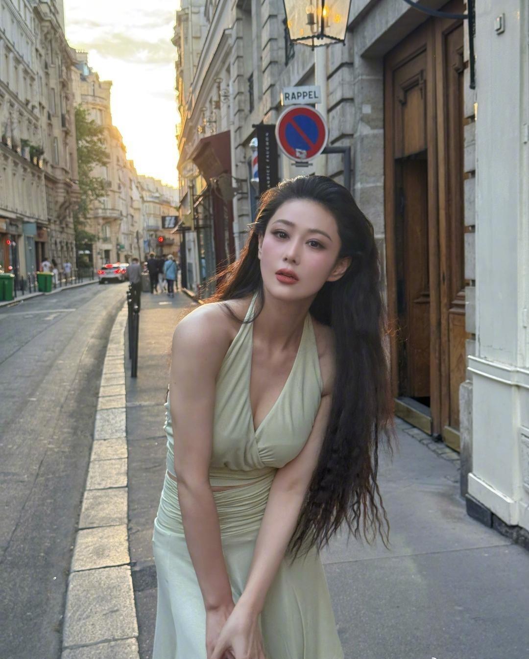 张馨予巴黎街头的落日余晖，洒在温柔的一抹绿裙上，这一刻的浪漫与自由，是独属于少女