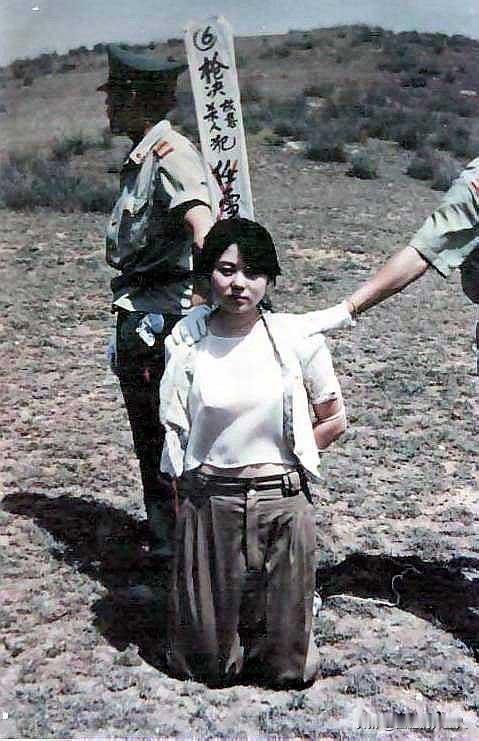 1993年，河南一处刑场上，22岁的花季少女即将被执行死刑时，突然张大了嘴。这个