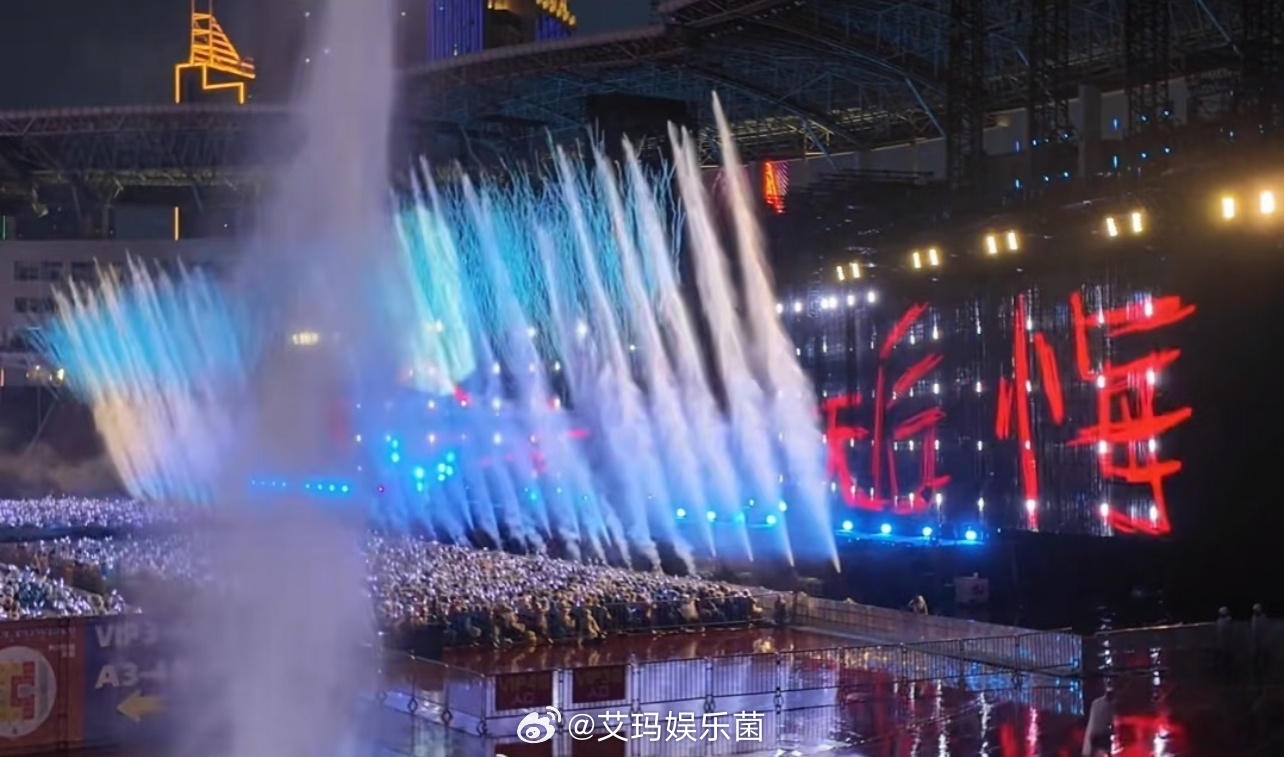 陶喆演唱会局部暴雨 话说这种高压的喷水有些危险啊，看演唱会要注意安全 ​​​