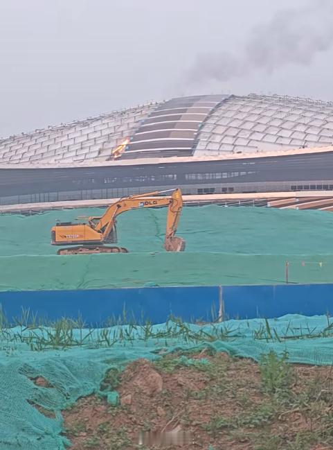 中超联赛 新黄河上出现了橘红色的火焰？不用慌，灭火已经完成，球场经历过火的考验，