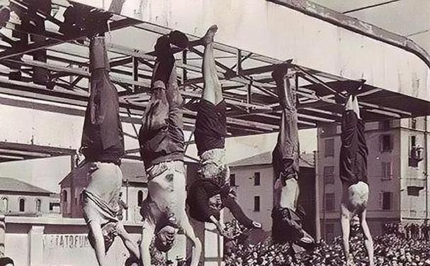 1945年，墨索里尼的情妇克拉拉被处决后倒吊在广场上，她的短裙垂下来，一览无遗。