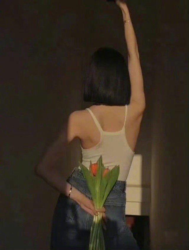 🎐 相逢的意义在于彼此照亮，不然的话，一个人喝酒也很浪漫，一个人吹风也能清醒。