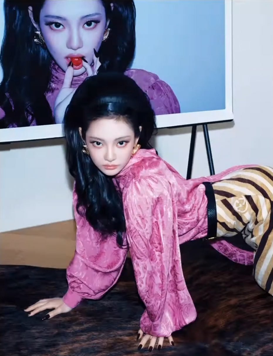 Harper’s Bazaar Korea放出了几张内页图宁艺卓1023生日快乐