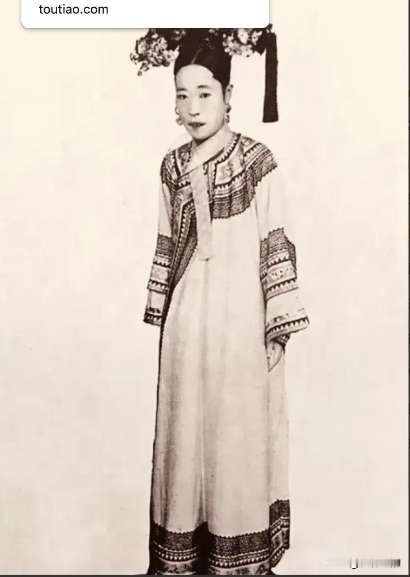 1889年，光绪大婚夜，慈禧派嬷嬷帐后听房。整夜静悄悄，临走却听见隆裕崩溃哭喊：