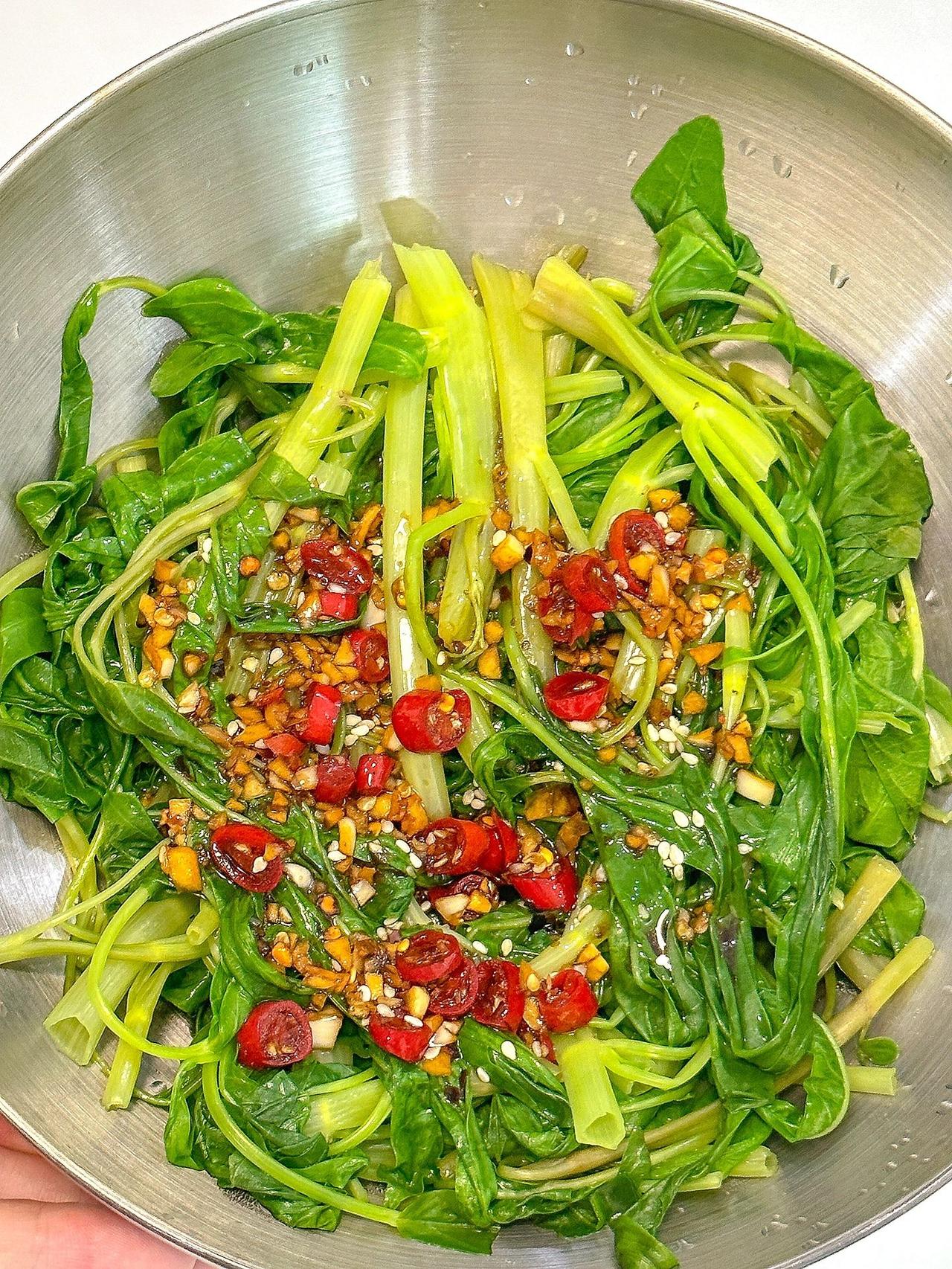爽口开胃的凉拌空心菜，真的太太太好吃了！
夏天一定要试试这道菜！！酸辣爽口瞬间开