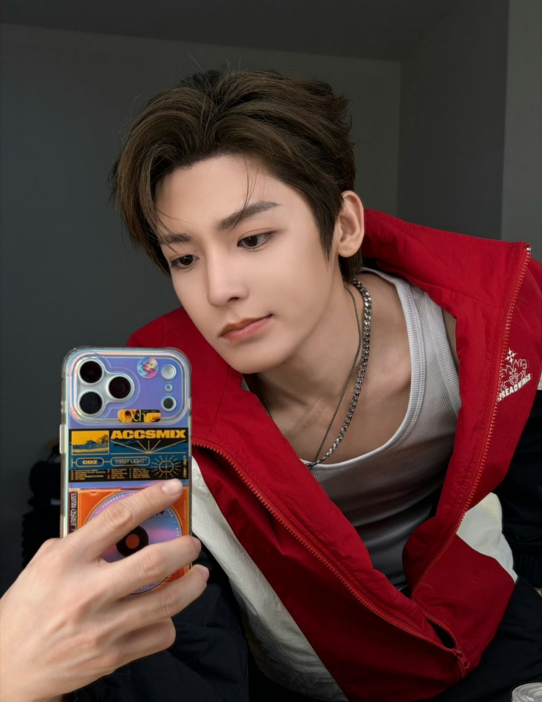 侯明昊自拍我立刻收下了！！不够不够 还要看十八宫格！！！ 